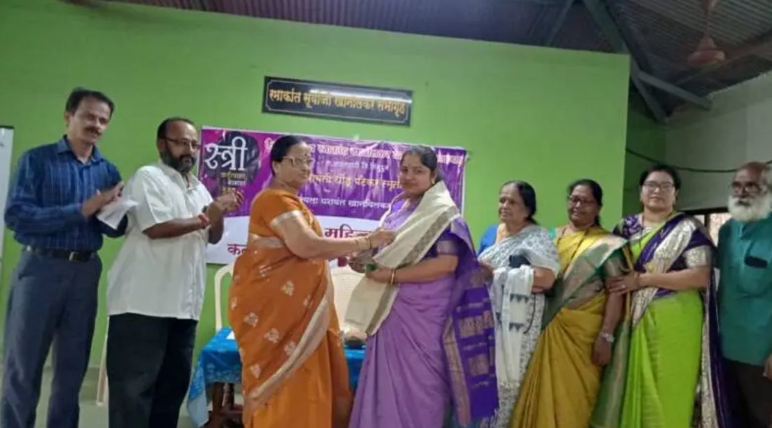 मळगाव येथील रुपाली गुडेकर यांचा खानोलकर वाचनालयाच्यावतीने सत्कार