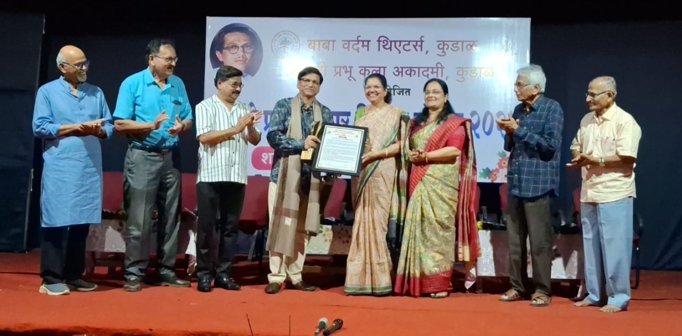 प्रशांत दळवी यांना आरती प्रभू पुरस्कार प्रदान