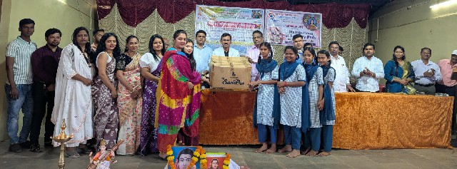 स्टार युनियन दायइची लाइफ इन्शुरन्स कंपनीतर्फे विद्यार्थिनीसाठी सॅनिटरी नॅपकिन वितरित