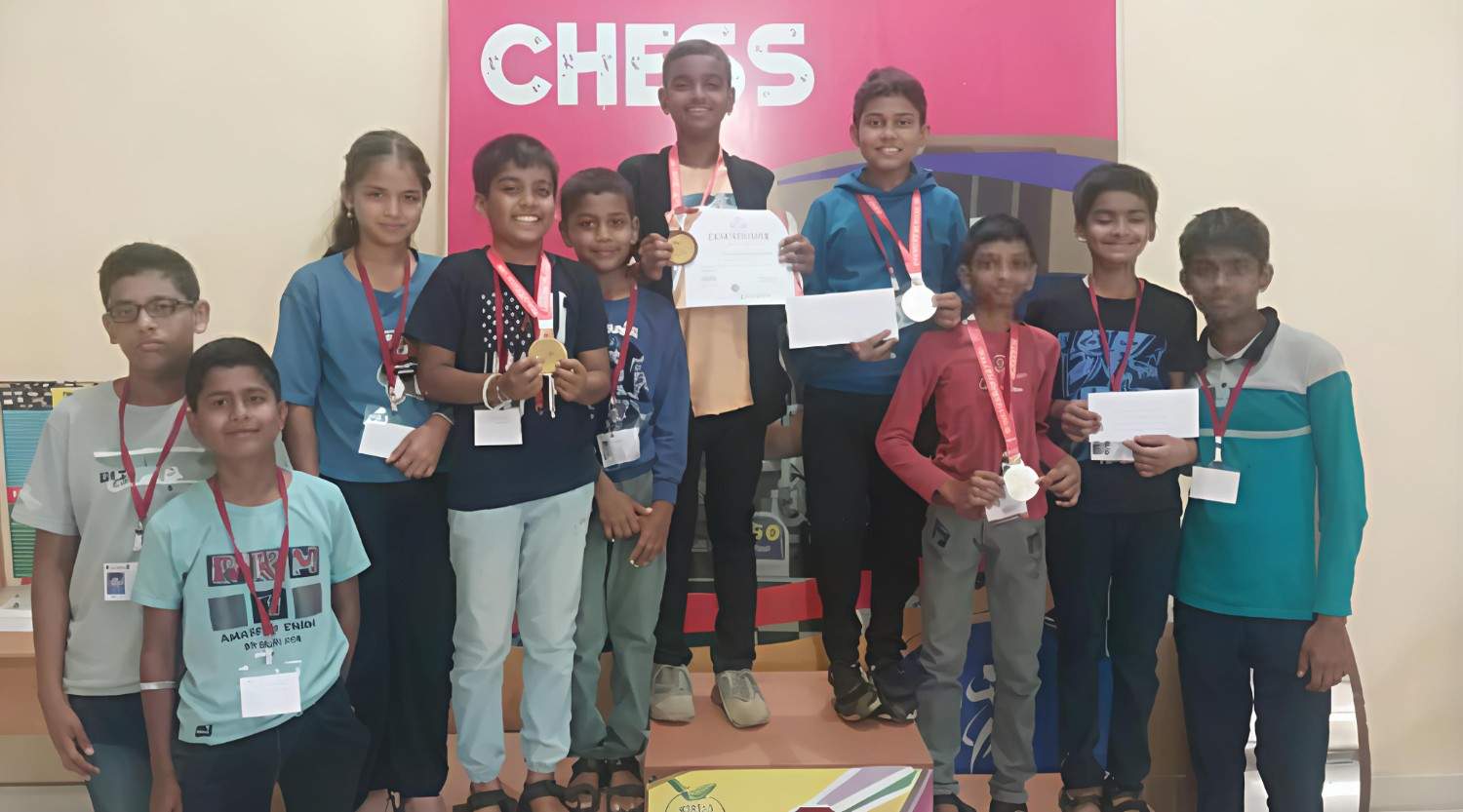 डेरवण येथील खुल्या बुद्धिबळ स्पर्धेत मुक्ताई ॲकेडमीच्या विदयार्थ्यांचे यश