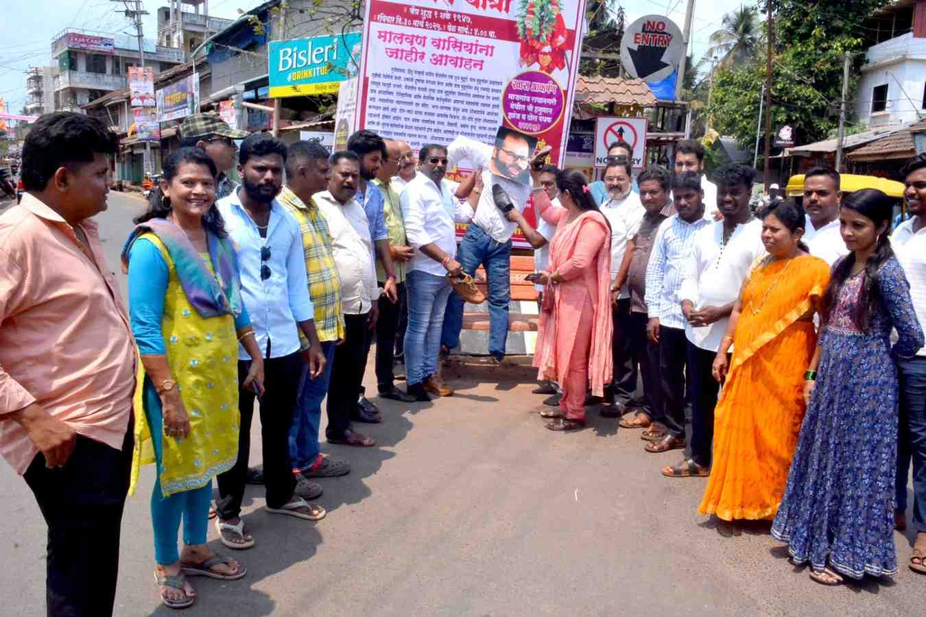 शिवसेना युवासेना पदाधिकाऱ्यांनी कुणाल कामराचा पुतळा मालवणात जाळला