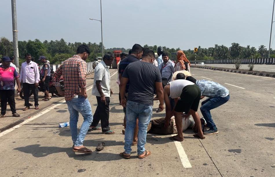 दुचाकी-रोलर अपघातात दुचाकीस्वार गंभीर