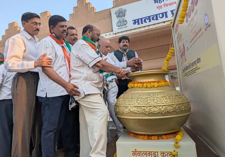 सिंधुदुर्ग किल्ल्यावरील मातीचे कलशात संकलन