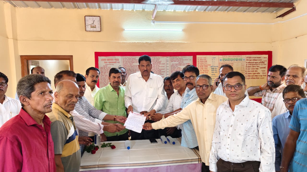 पोईप येरमवाडी रस्ता कामासाठी ग्रामस्थांचे शिवसेना जिल्हाप्रमुख दत्ता सामंत यांना निवेदन