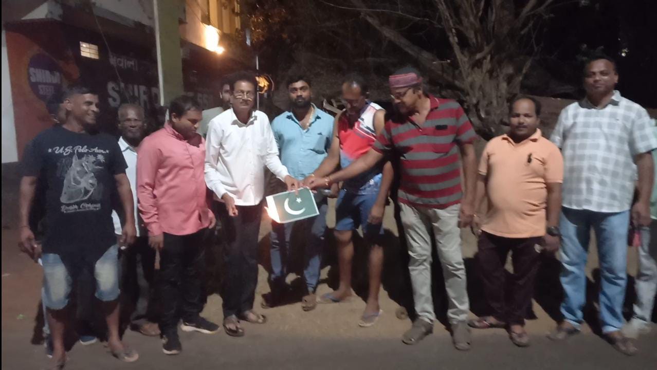शिरोड्यात  पाकिस्तानचा झेंडा जाळून  पहलगाम हल्ल्याचा निषेध