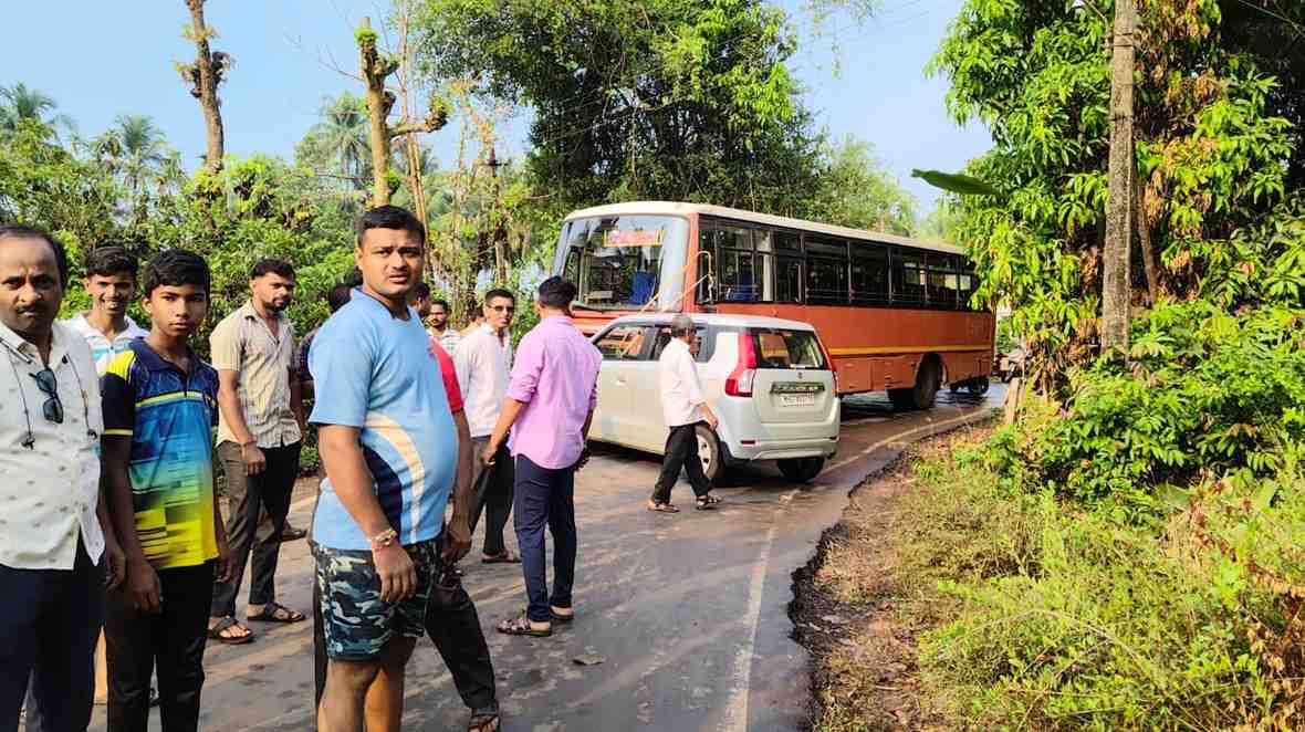 पावशी-केसरकरवाडी येथे एसटी-कार मध्ये अपघात