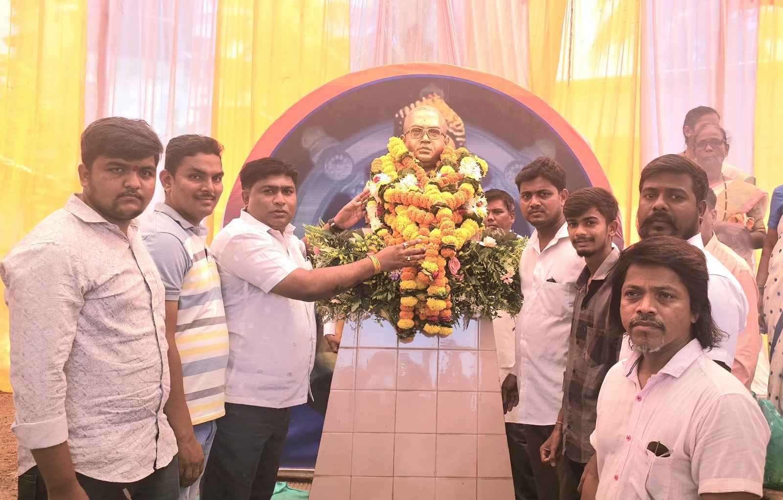 मनसे कडून कुडाळ येथे महामानवास अभिवादन