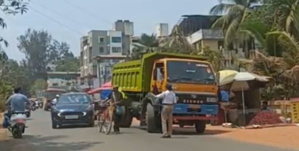 कुडाळात डंपर वाहतुकीवर पोलिसांची कारवाई