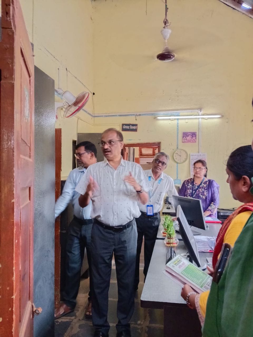 जिल्हा परिषद मुख्य कार्यकारी अधिकारी रवींद्र खेबुडकर यांची कुडाळ पंचायत समितीला भेट