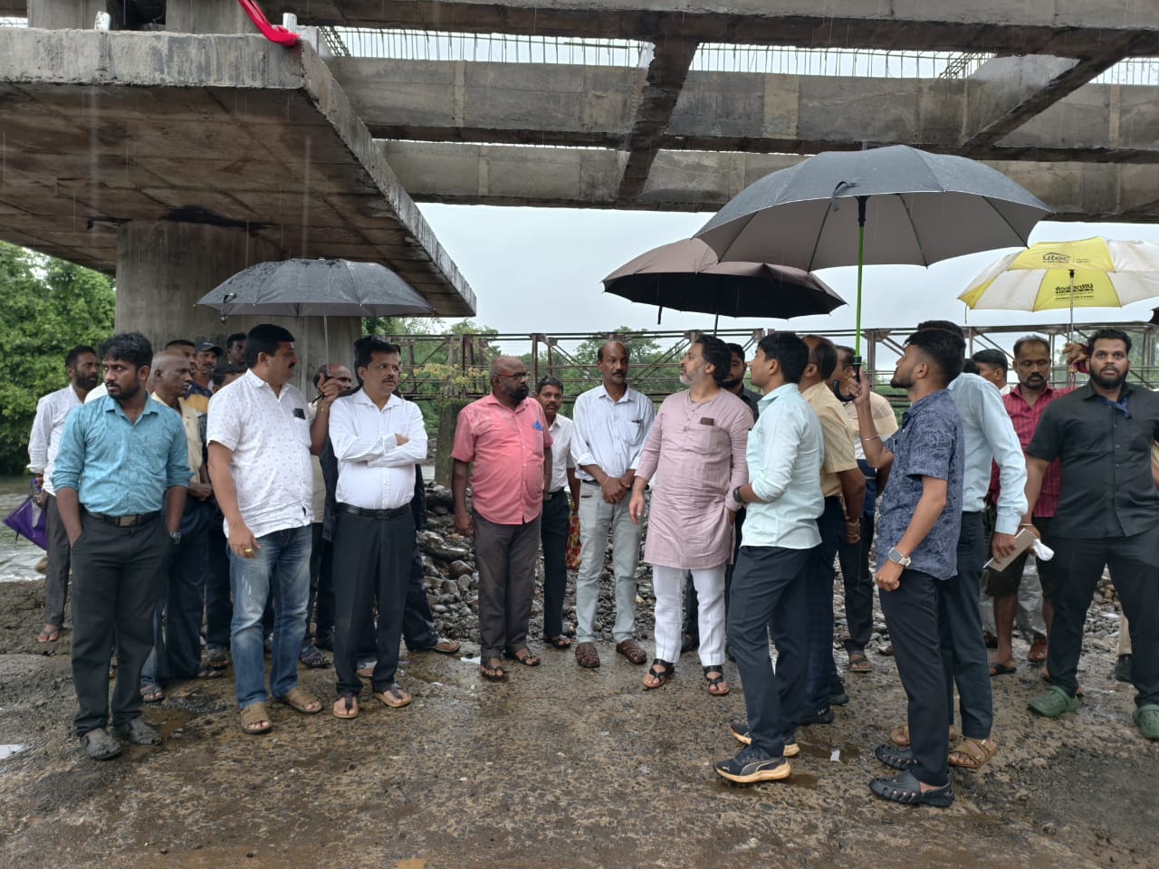 आमदार निलेश राणेंकडून माणगाव खोऱ्यातील साळगाव, आंबेरी, दुकानवाड येथील रस्ते व पुलांची पाहणी