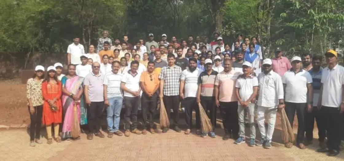 करूळ येथील हुतात्मा स्मारकाजवळ स्वच्छता मोहीम