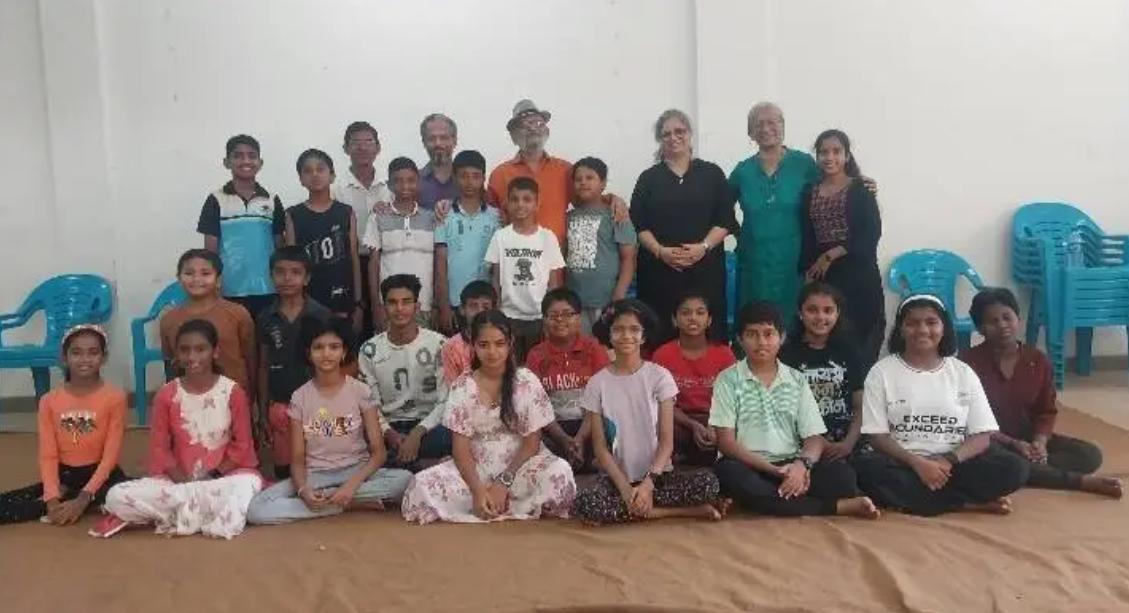 सावंतवाडी येथील आवाज व अभिनय कार्यशाळेला नाट्य लेखक संभाजी सावंत यांची भेट