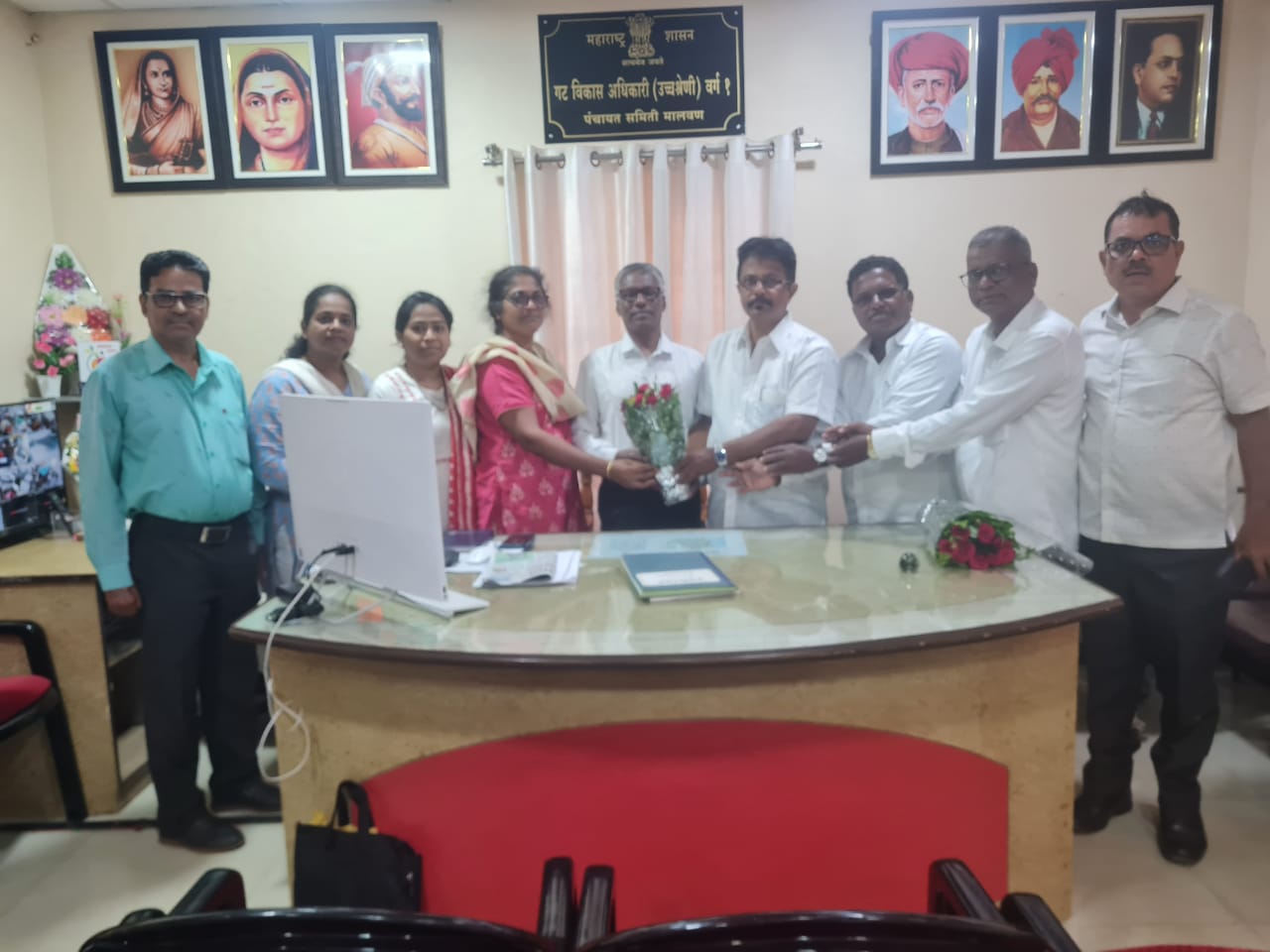 मालवण तालुका सरपंच संघटनेच्या वतीने नूतन गटविकास अधिकारी श्याम चव्हाण यांचे अभिनंदन
