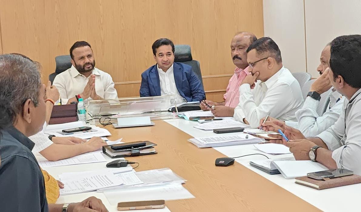 सिंधुदुर्ग जिल्ह्यातील सुरू असलेल्या पंतप्रधान ग्रामसडक योजने अंतर्गत कामांची पूर्तता प्राधान्याने पावसाळ्यापूर्वी करावीत : पालकमंत्री नितेश राणे