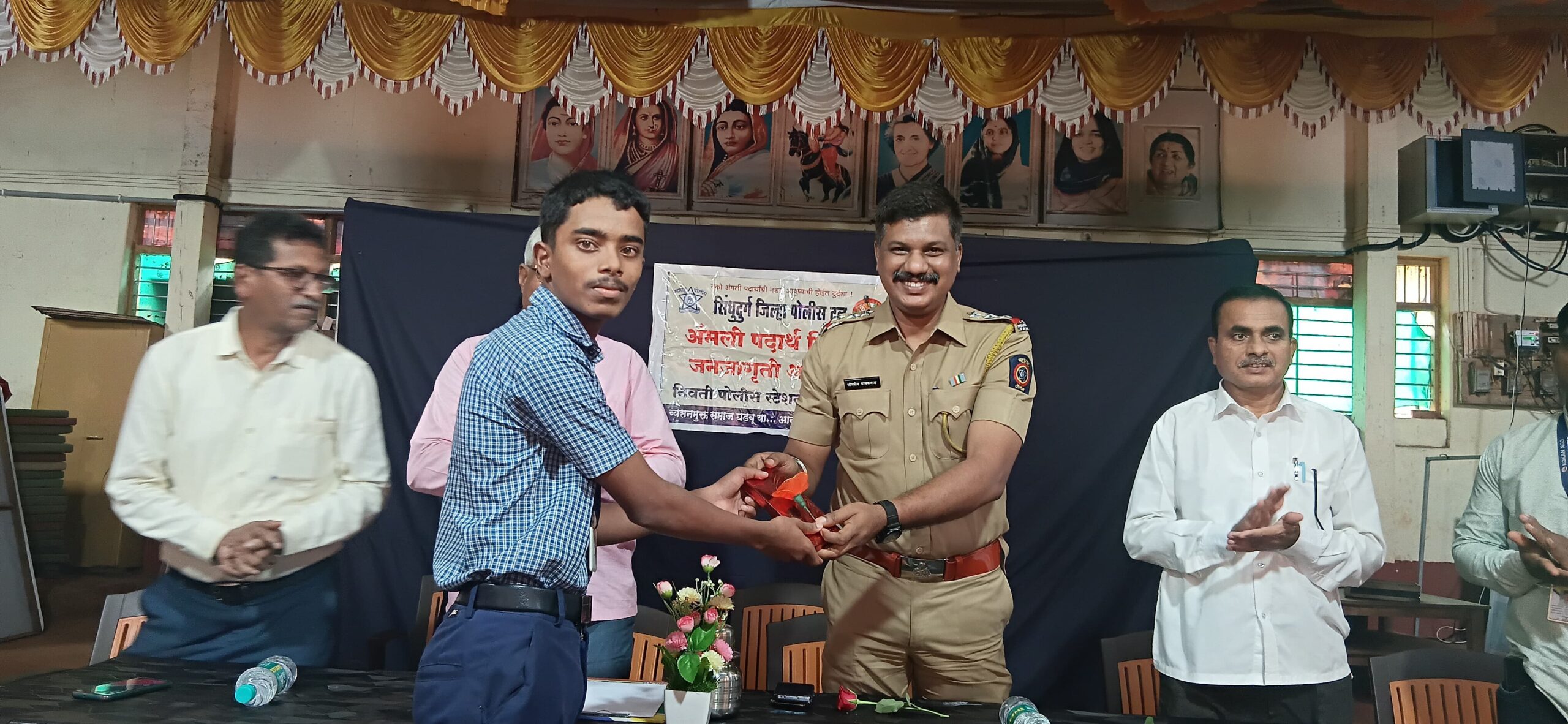 पाट हायस्कूलच्या कलाकारांचे निवती पोलीस स्टेशन कडून कौतुक
