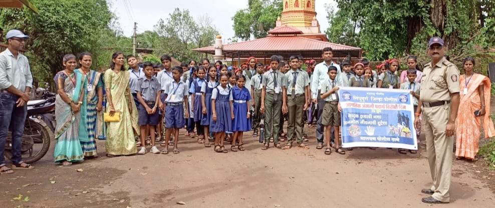 अमली पदार्थ विरोधात व्यापक जनजागृती आवश्यक ! : पोलीस अंमलदार संजय हुंबे यांचे प्रतिपादन