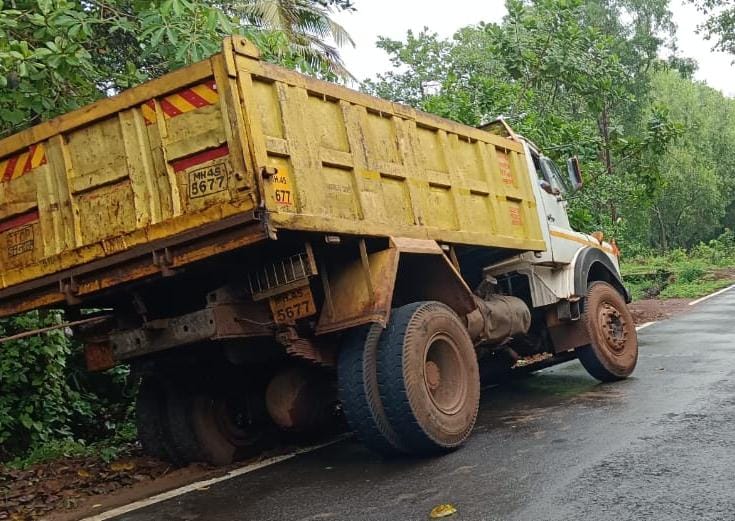 बागायत येथे रस्त्याच्या साईड पट्टीत डंपर रुतला