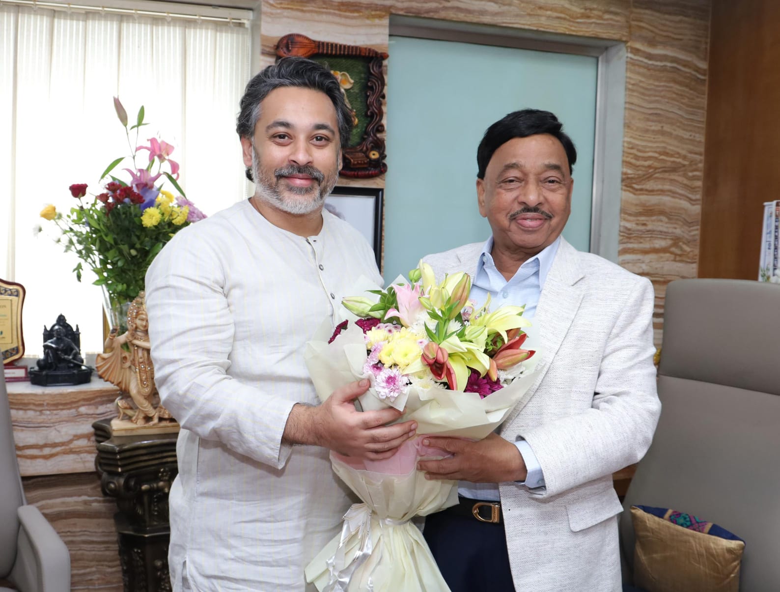 माजी मुख्यमंत्री खासदार नारायण राणे साहेब यांची आमदार निलेश राणे यांनी भेट घेऊन आशीर्वाद घेतले