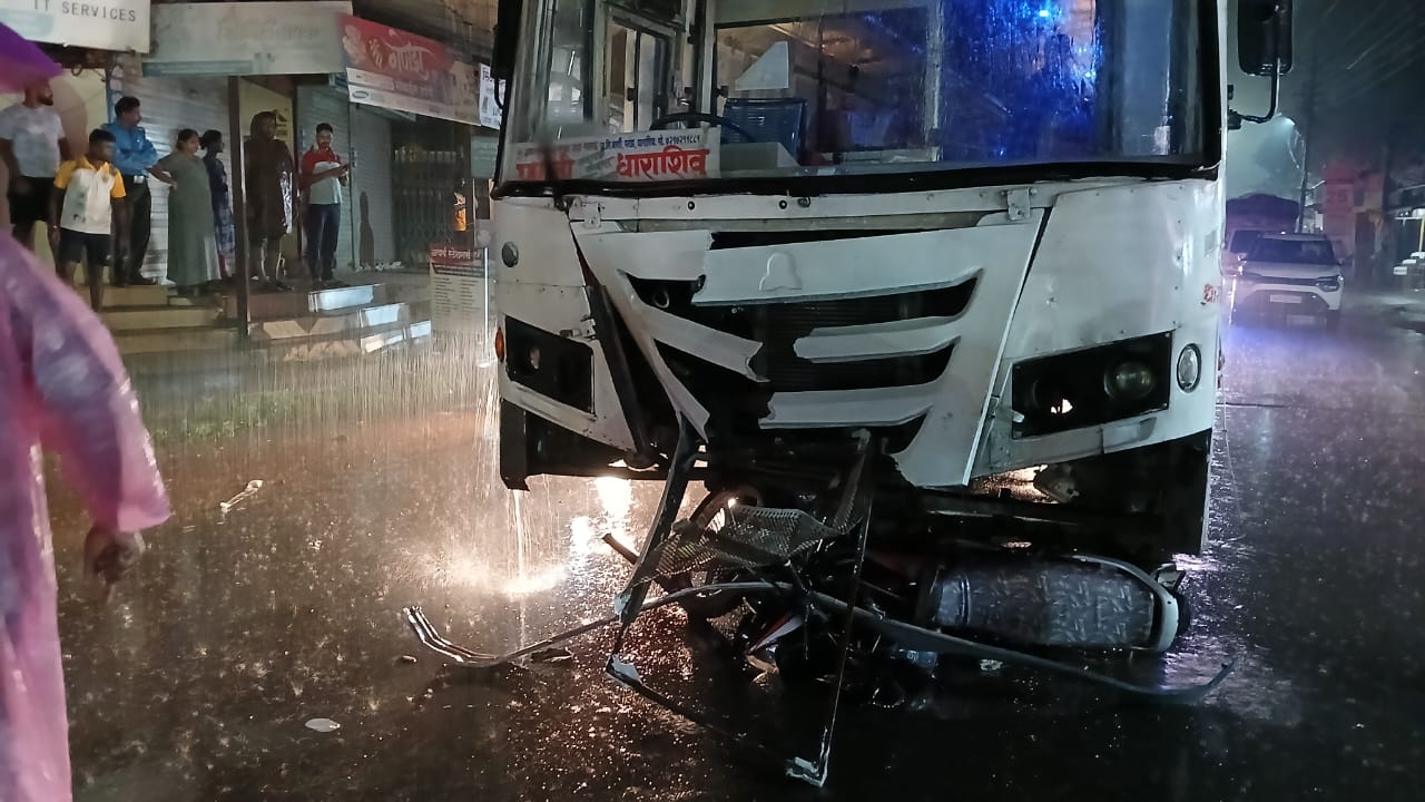 कुडाळमध्ये एसटी बस - दुचाकीमध्ये अपघात