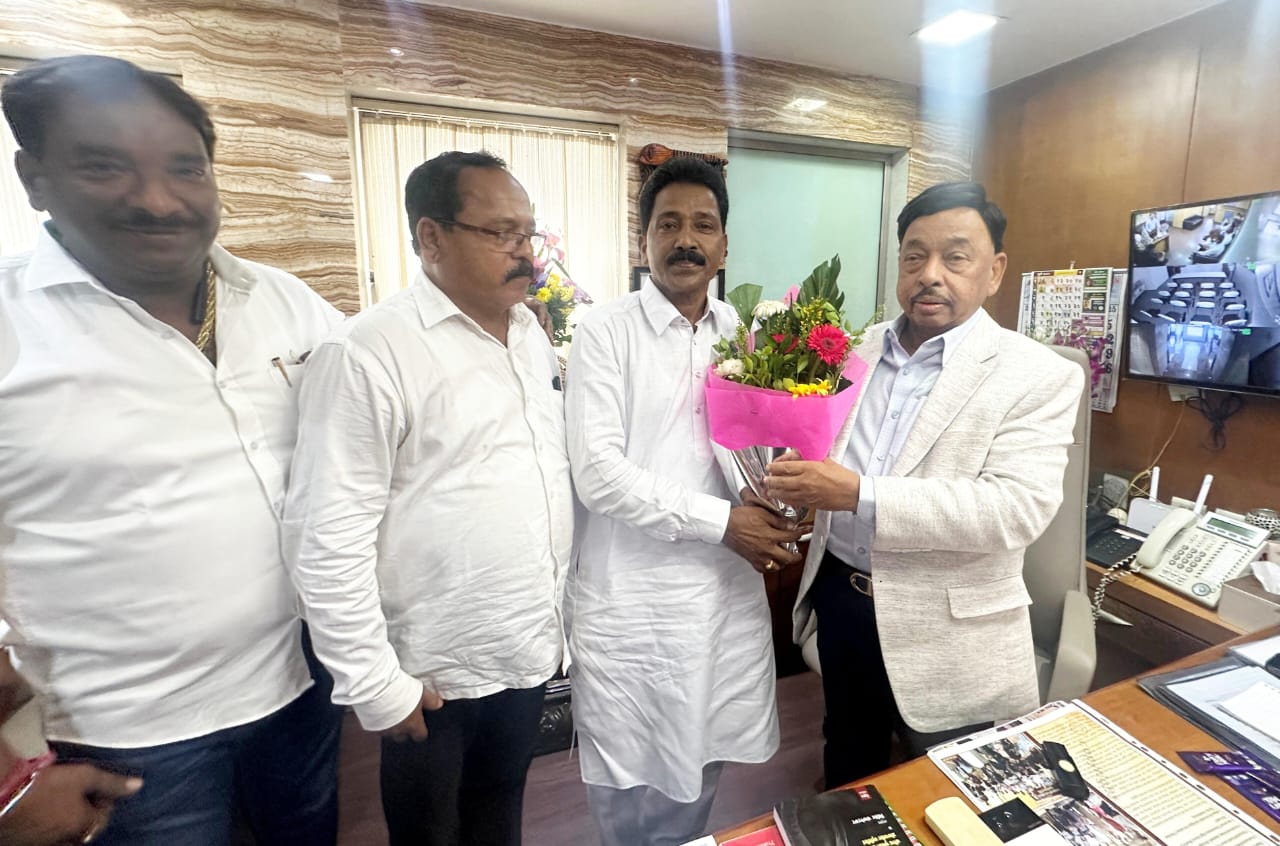 माजी मुख्यमंत्री खासदार नारायण राणे यांची भाजपा सिंधुदुर्ग उपाध्यक्ष अशोक सावंत यांनी मुंबई येथे भेट घेत आशीर्वाद घेतले