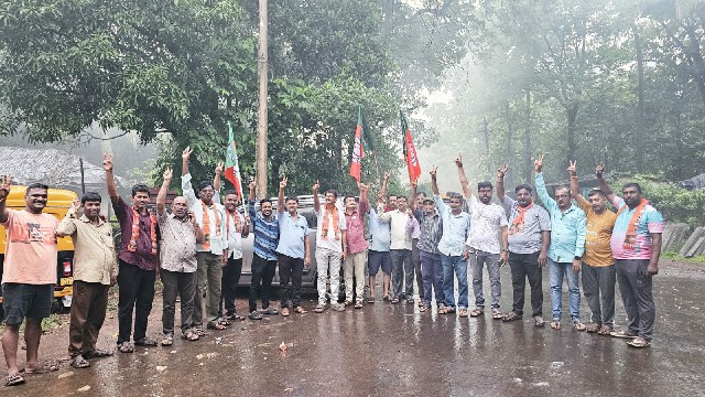 पेंडूर गावचे सुपुत्र आमदार रवींद्र चव्हाण यांची भाजपा प्रदेशाध्यक्ष पदी निवड झाल्यानंतर आनंदोत्सव
