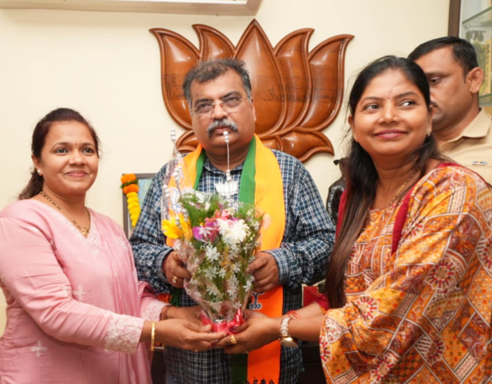 भाजपा प्रदेशाध्यक्ष रविंद्र चव्हाण यांना भाजपा मालवण शहराध्यक्षा अन्वेषा आचरेकर यांनी दिल्या शुभेच्छा