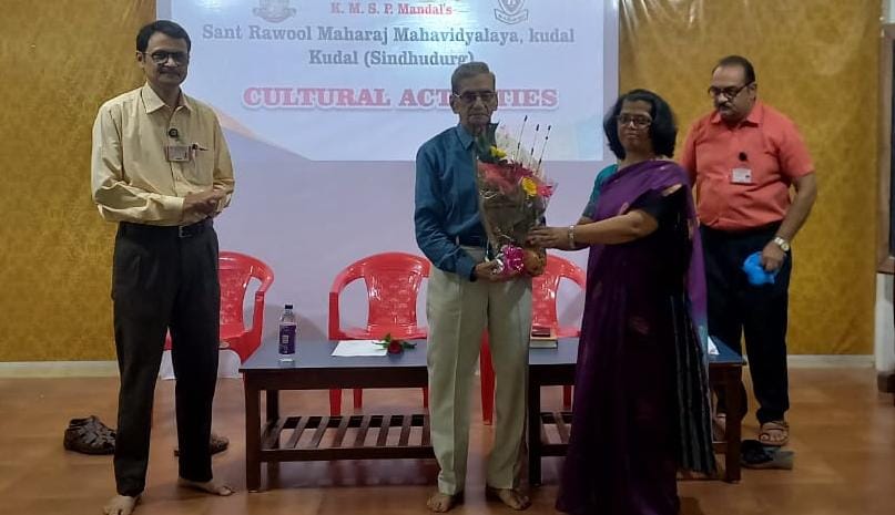 संत राऊळ महाराज महाविद्यालयामध्ये गुरू पौर्णिमा निमित्त गुरू वंदन