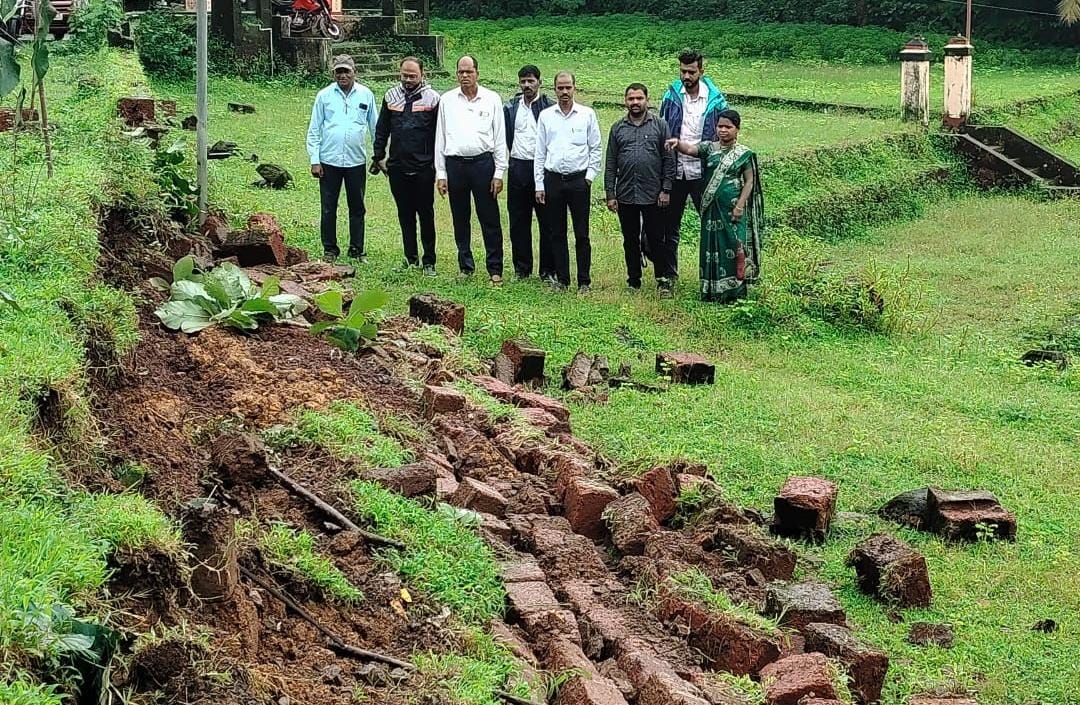 राठीवडे गांगेश्वर मंदिराजवळ रस्ता लगतची सरंक्षक भिंत कोसळली