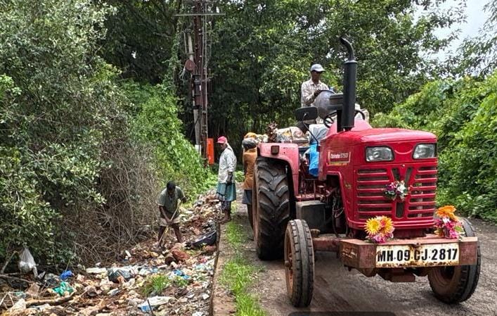 मार्गालगतचे कचऱ्याचे ढीग हटवले