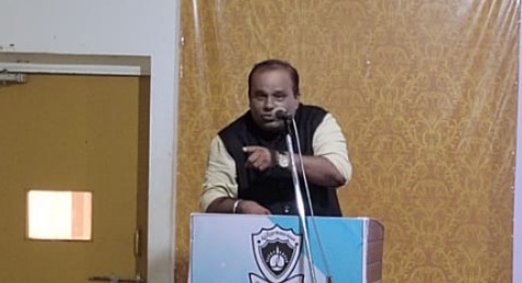 यशस्वी करियर साठी शैक्षणिक पात्रता नव्हे तर इतर गोष्टी सुद्धा आवश्यक