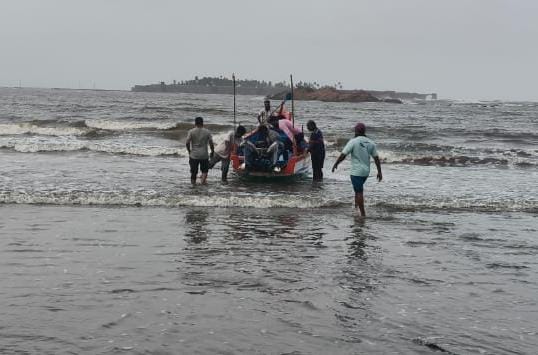मेढा | मासेमारी नौका पलटी होऊन एक मच्छीमार बेपत्ता…