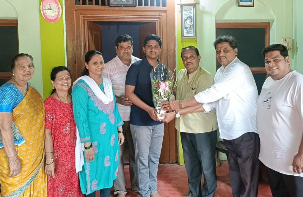 माजी नगराध्यक्ष सुदेश आचरेकर यांच्याकडून यश कदम याचा सन्मान