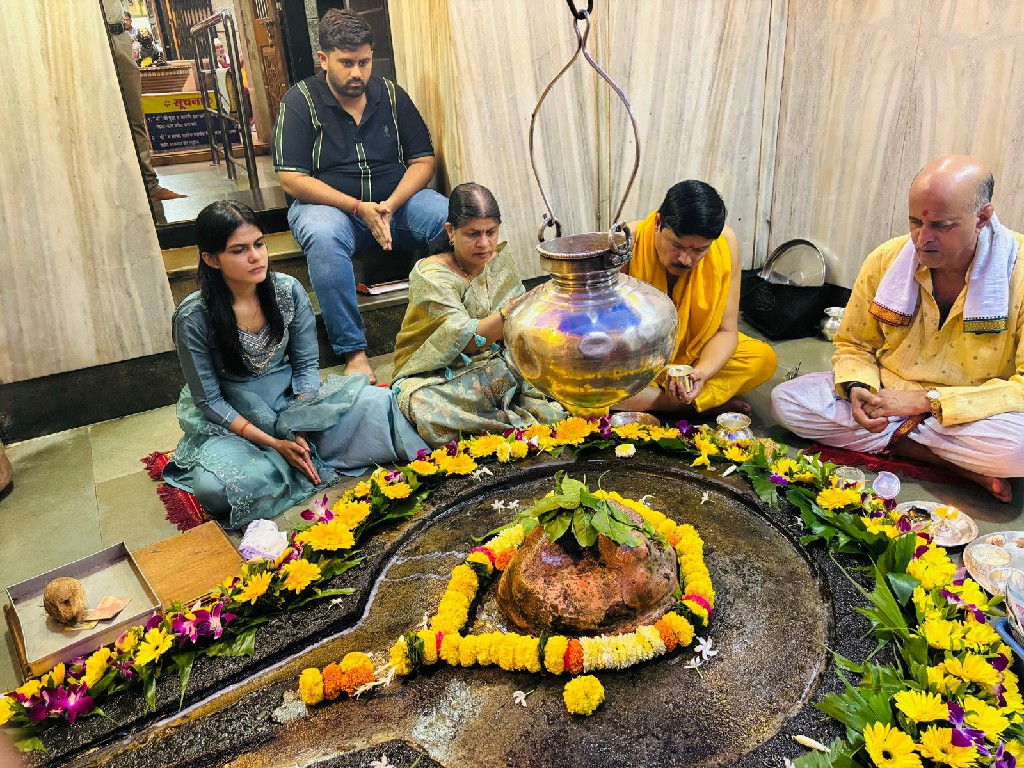 शिवसेना उपनेते संजय आंग्रे यांच्याहस्ते दुसऱ्या श्रावण सोमवारी श्री क्षेत्र कुणकेश्वर मंदिरात पहिली पूजा संपन्न