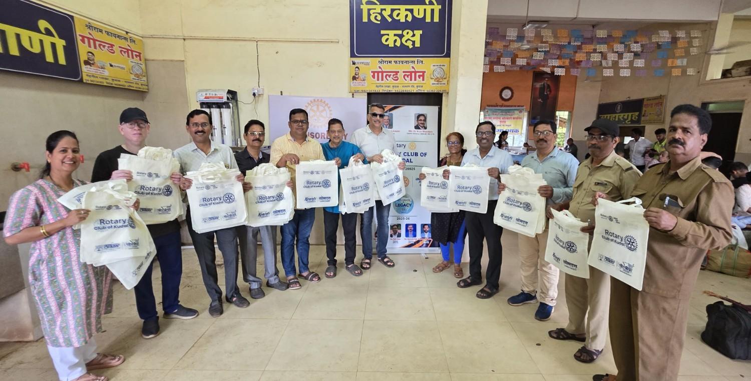 कुडाळ रोटरी क्लबने पिशव्यांचे वाटप करून दिला "प्लास्टिकमुक्ती"चा संदेश