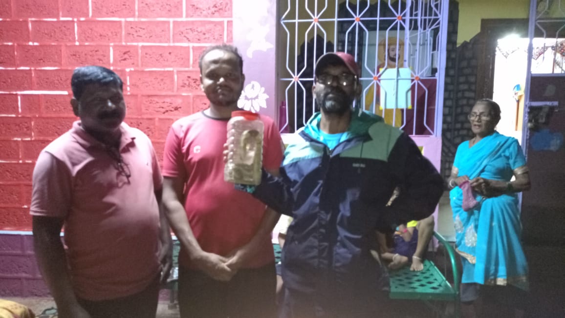 पोईप येथे कोब्रा जातिचा सापाला सर्पमित्रांकडून जिवदान