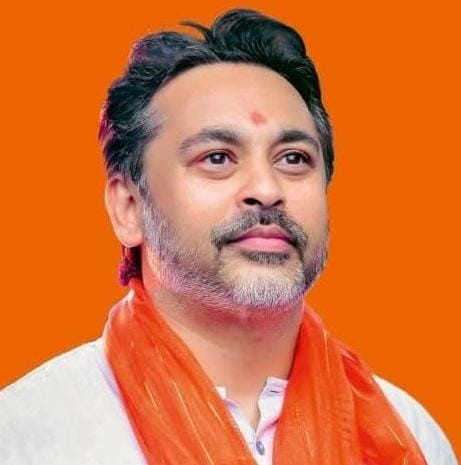मच्छिमार, व्यापारी बांधवांसोबत आमदार निलेश राणे सागराला श्रीफळ अर्पण करणार