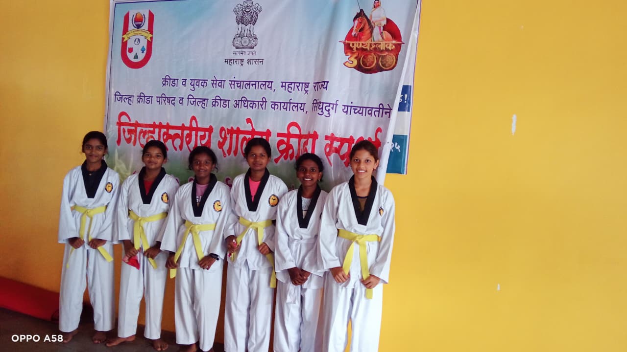 जिल्हा स्तरीय सिकई मार्शल आर्ट स्पर्धे मध्ये पेंडूर हायस्कूलच्या विद्यार्थिनींचे यश