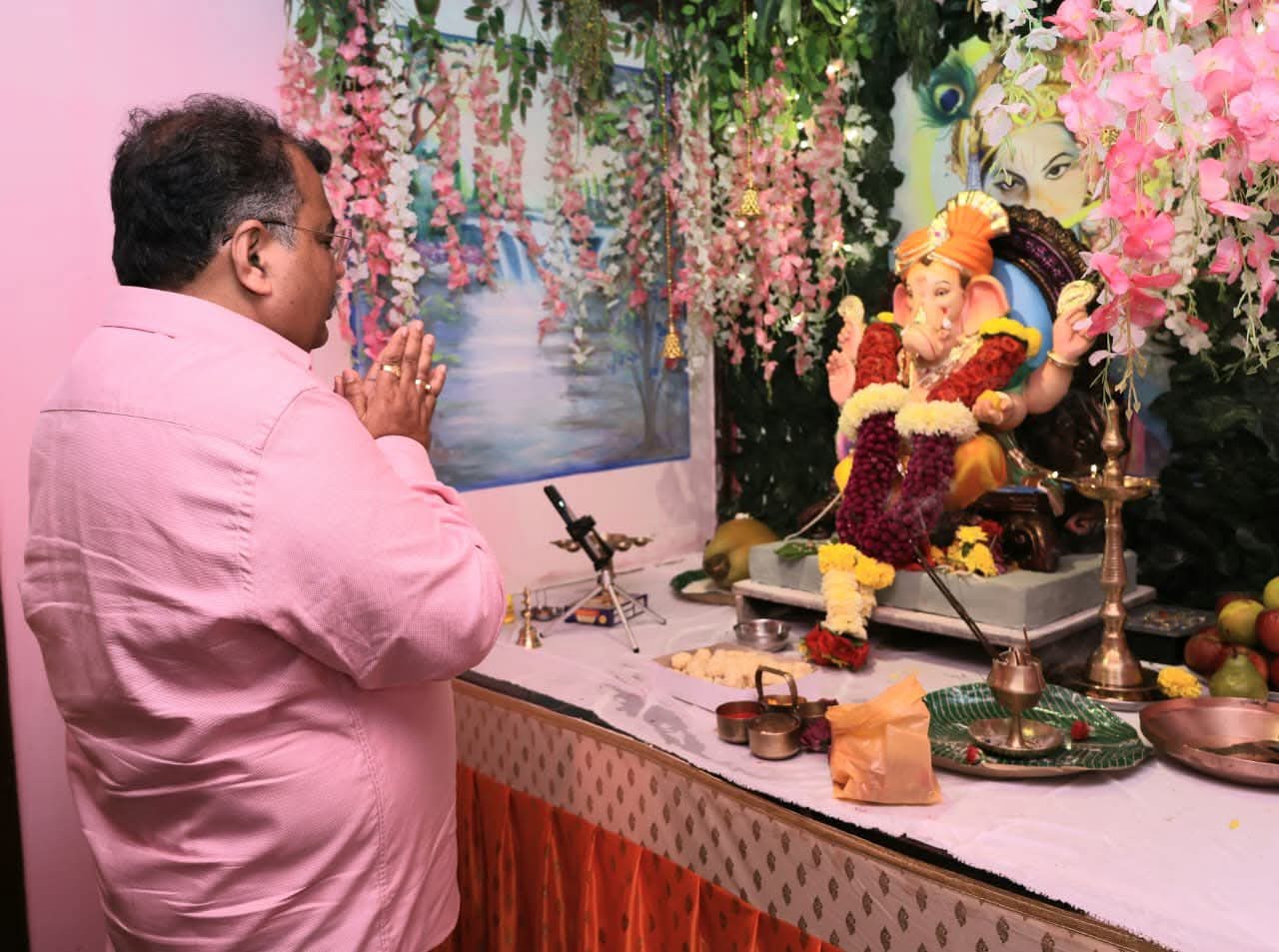 भाजपा प्रदेशाध्यक्ष आ. रविंद्र चव्हाण यांनी पेंडुर या मूळ गावी विराजमान झालेल्या गणरायाचे घेतले दर्शन