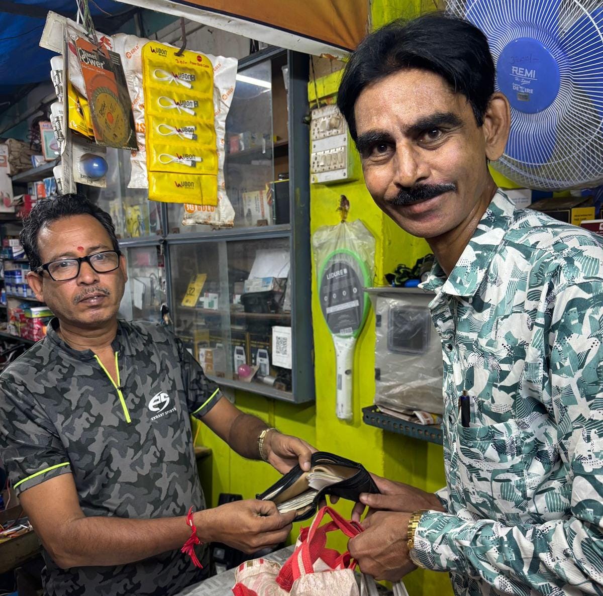 मालवणचे व्यापारी बबन तळवडेकर यांचा प्रामाणिकपणा