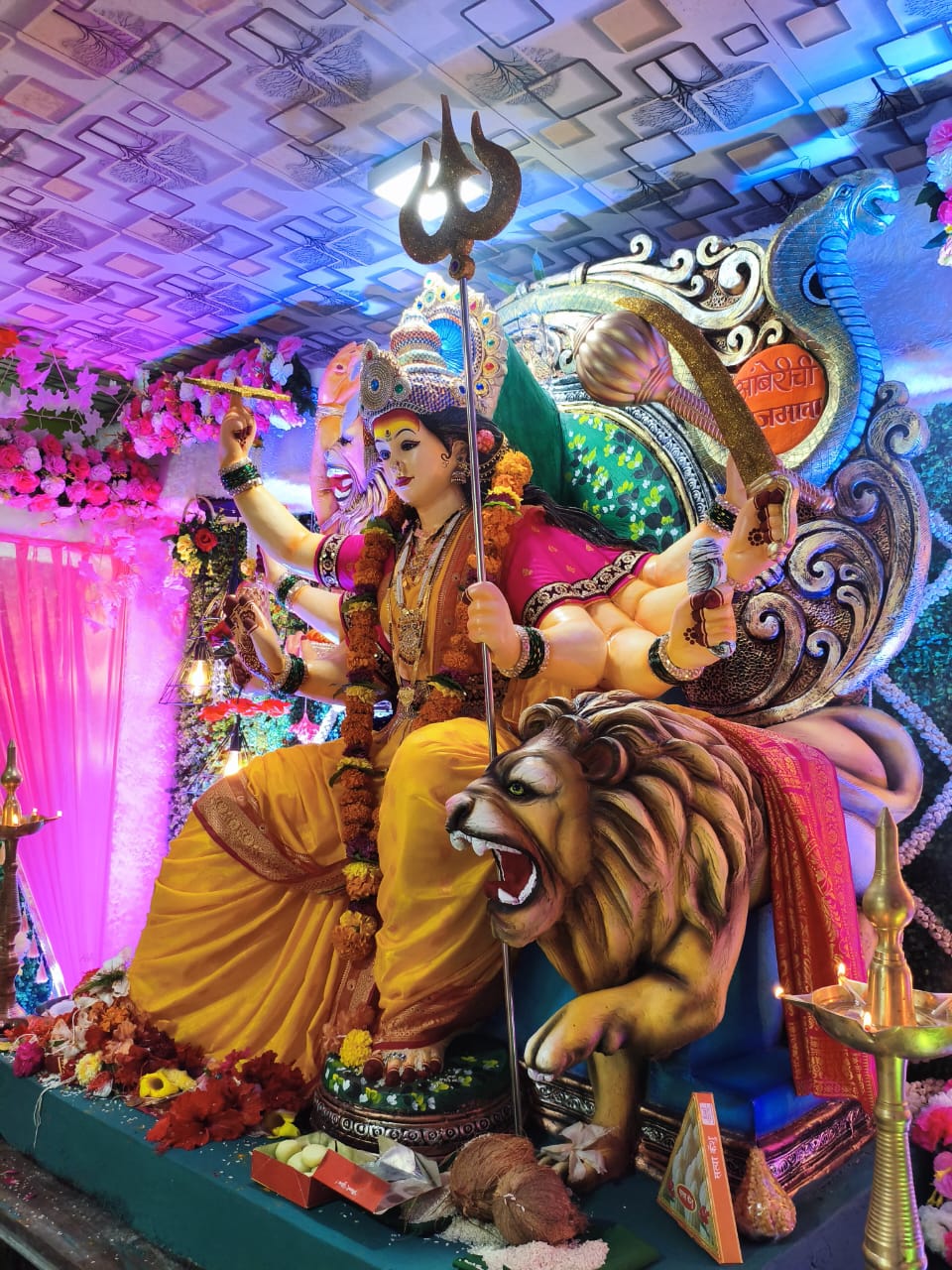 आंबेरी | प्ले बॉईज कला क्रीडा व सांस्कृतिक मंडळाचा रौप्य महोत्सव व नवरात्रौत्सवा निमित्त प्रतिष्ठापणा करण्यात आलेली दुर्गामातेची मूर्ती
