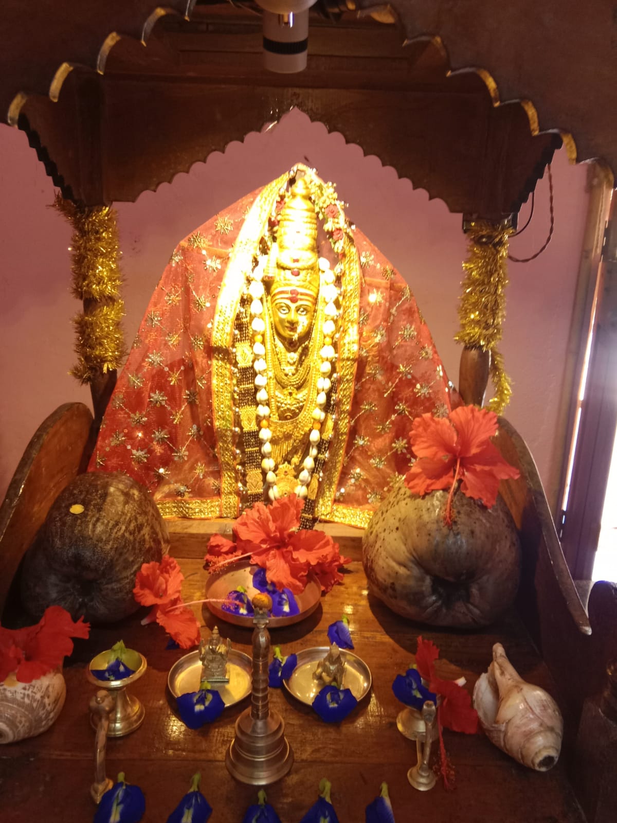 आंबेरी गोसावी वाडी येथील श्री भवानी मित्र मंडळ डिचोलकर कुटुंबियांची कुलस्वामिनी भवानी माता मंदिरात नवरात्रौत्सव