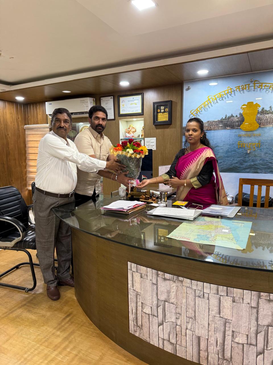 नूतन जिल्हाधिकारी श्रीमती तृप्ती धोडमिसे यांची श्रीकृष्ण उर्फ दीपक मुळीक परब आणि बाबा परब यांनी घेतली सदिच्छा भेट.