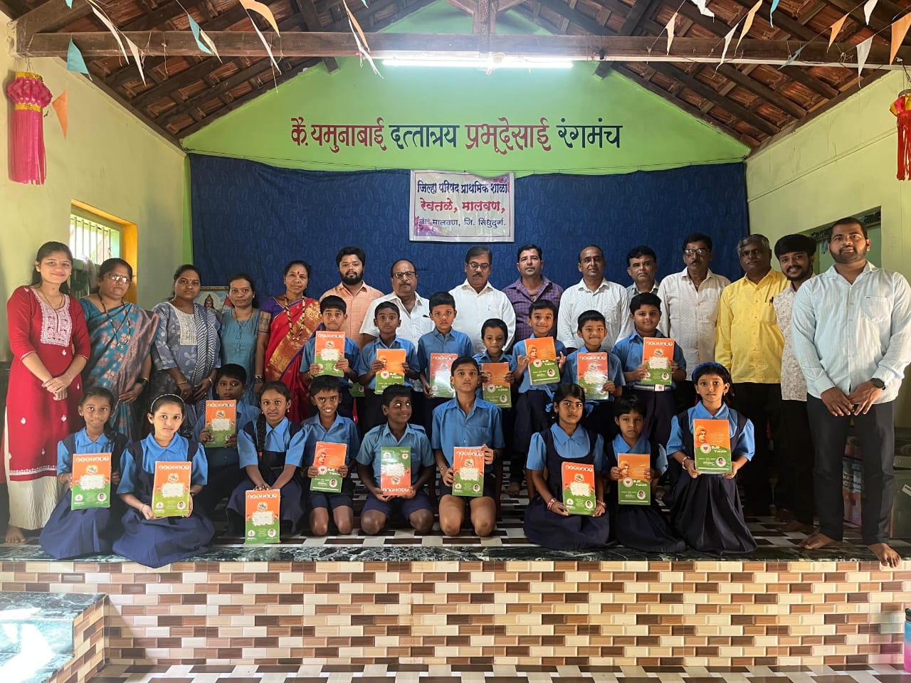 प्राथमिक शाळा रेवतळे येथे वह्या वाटप