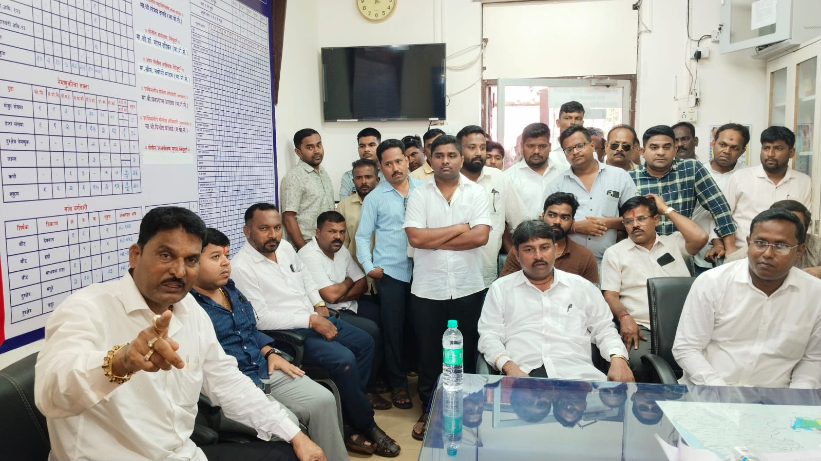 शिवसेना जिल्हाप्रमुख दत्ता सामंत यांसह पदाधिकाऱ्यांची पोलीस ठाण्यात धडक