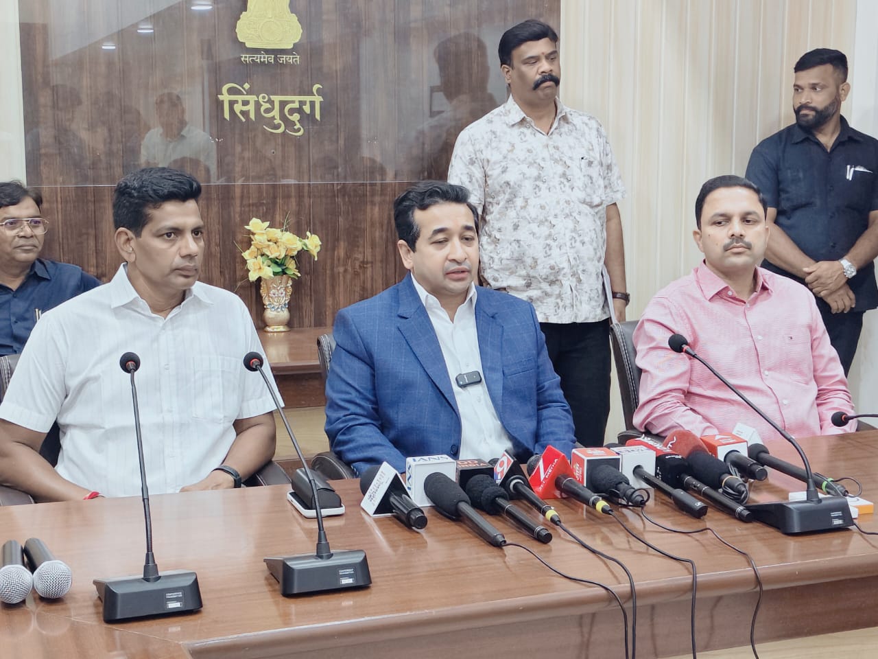 शेतकऱ्यांना जास्तीत जास्त नुकसान भरपाई मिळवून देण्यासाठी कटिबद्ध ; पालकमंत्री नितेश राणे
