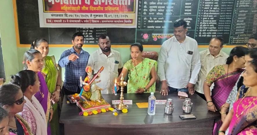किर्लोस ग्रामपंचायत येथे महिलांसाठी मेणबत्ती व अगरबत्ती बनविणे प्रशिक्षण