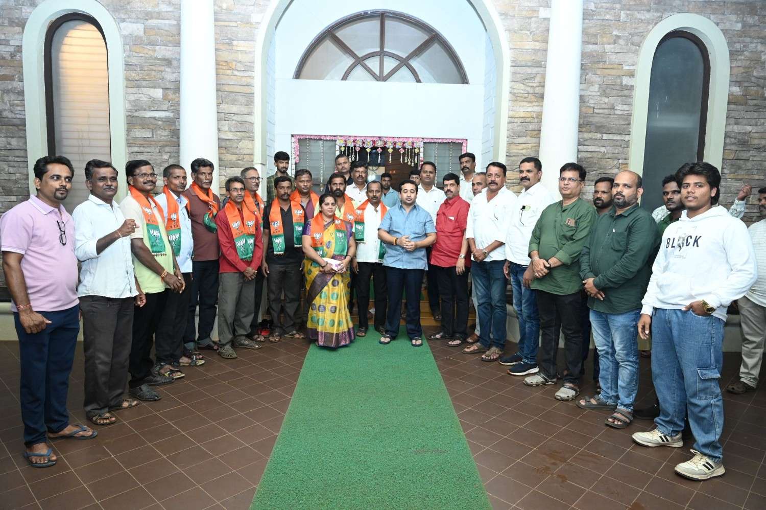 हरकुळ बुद्रुक तीन उ.बा.ठा ग्रामपंचायत सदस्यां सह अनेक कार्यकर्त्यांचा भाजपा प्रवेश; पालकमंत्री ना. नितेश राणे यांच्या हस्ते प्रवेश