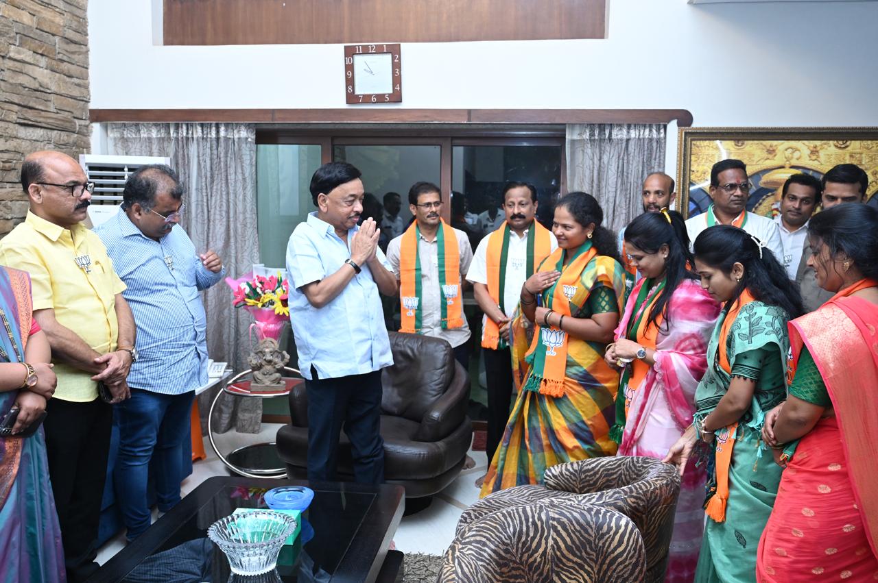 भाजपचे नगराध्यक्ष पदाचे उमेदवार समीर नलावडे व सर्व 17 नगरसेवक उमेदवारांनी घेतले खासदार नारायण राणेंचे शुभाशीर्वाद