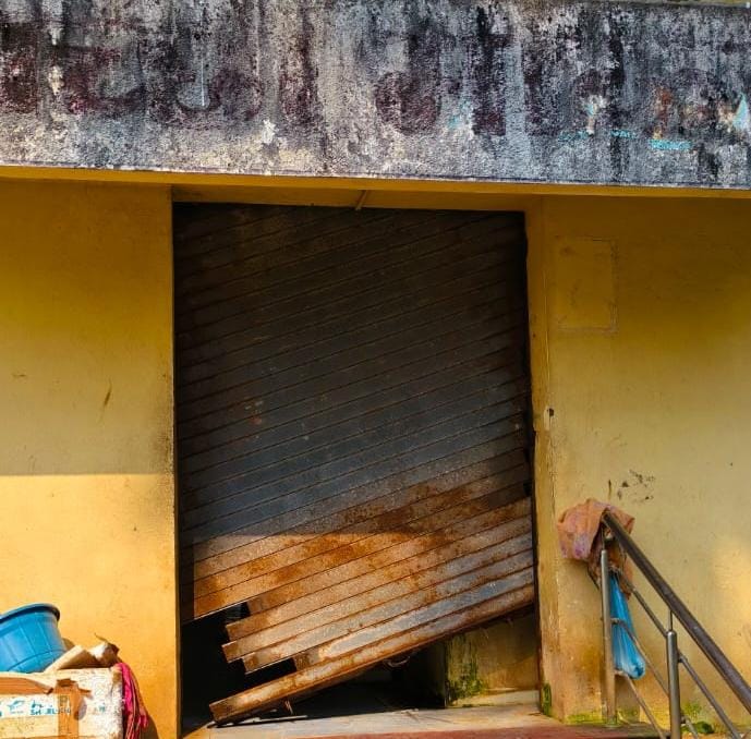मालवण मच्छीमार्केट दरवाजा मोडलेल्या स्थितीत