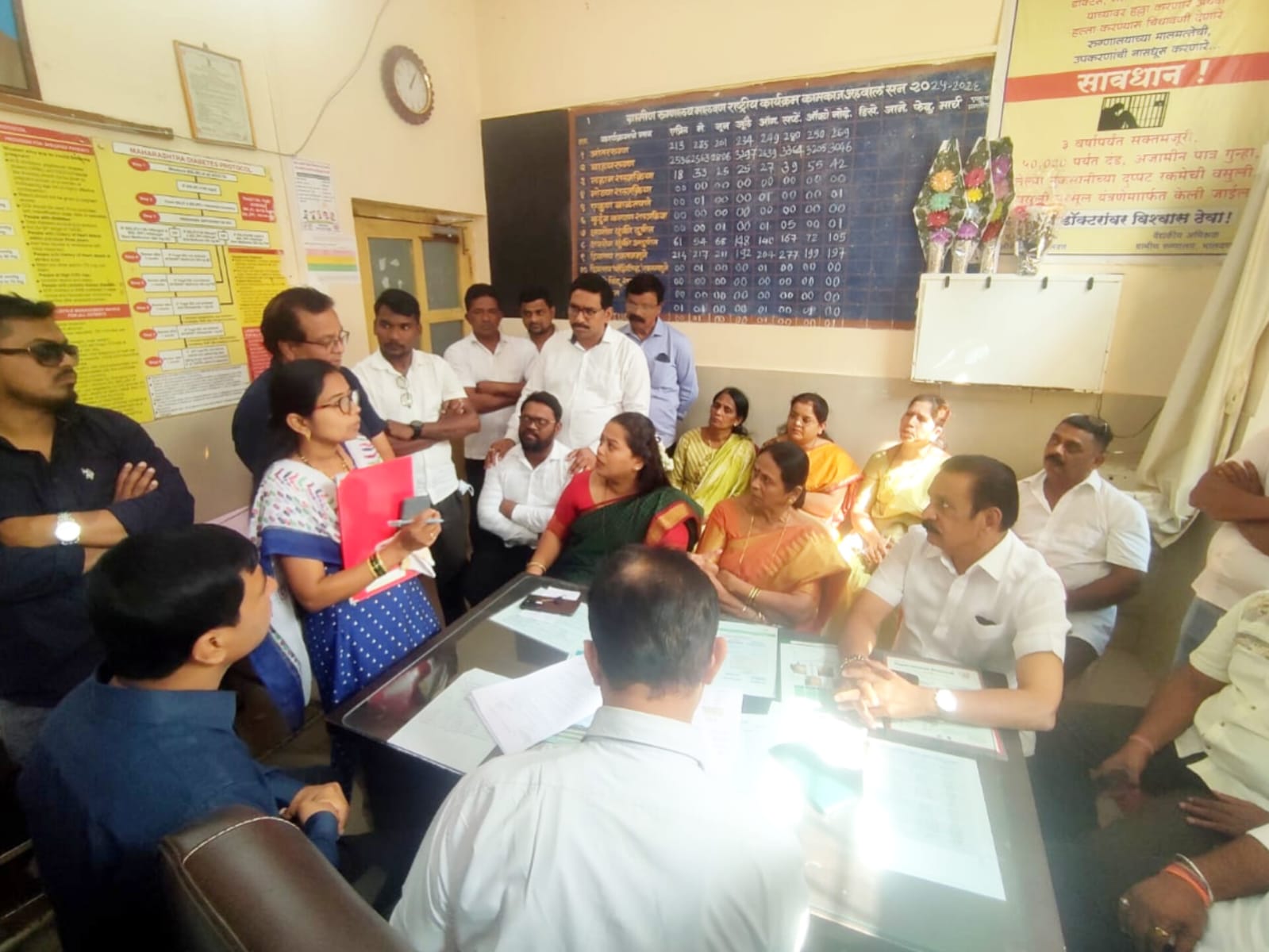 ग्रामीण रुग्णालयातील कंत्राटी सफाई कर्मचाऱ्यांचे पगार थकल्याने शिवसेना संतप्त
